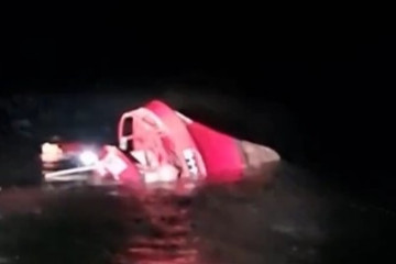 Imagen del barco hundiéndose.