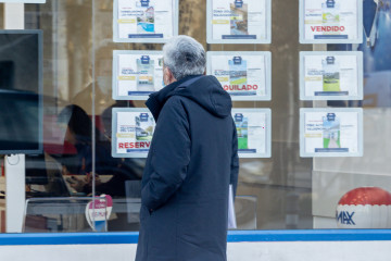 Archivo - Una oficina de empresa inmobiliaria, a 19 de enero de 2026, en Madrid (España).  La compraventa de vivienda creció en noviembre del año pasado un 7,8% con respecto al mismo mes de 2024, s