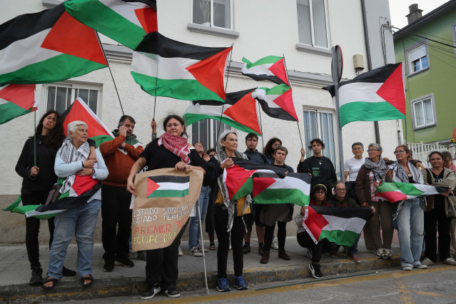 Archivo - Manifestantes propalestinos a las puertas de la Comandancia de la Guardia Civil de Lugo tras la detención en O Corgo de 8 manifestantes al paso de La Vuelta, a 7 de septiembre de 2025, en Lugo (Galicia).