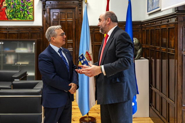 Recepción de Luis Menor (Presidente de la Diputación de Ourense) al nuevo presidente de la Confederación de Empresarios de Ourense, David Martínez