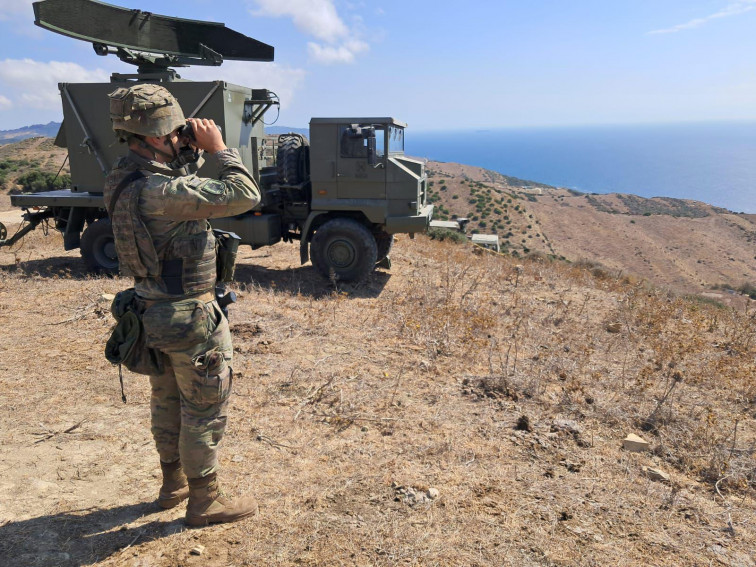 Artillería y radares de la Armada en la costa de Pontevedra para contralar los barcos que pasan frente Galicia