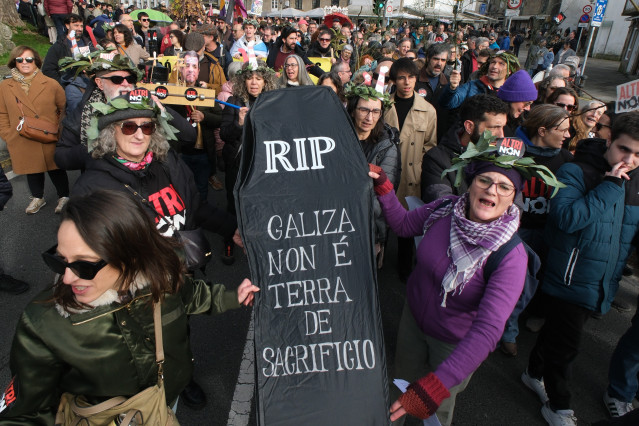 Archivo - Manifestantes portan una pancarta con lema 'RIP. Galicia no es tierra de sacrificio' durante una manifestación contra el proyecto de Altri convocada por Ulloa Viva, Mina Touro-O Pino Non y PDRA.