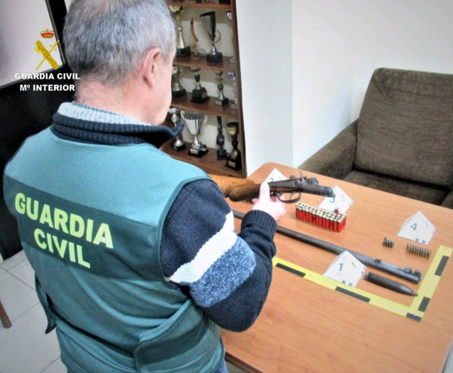 La Guardia Civil interviene una escopeta sin licencia a un vecino de Sanxenxo detenido por violencia de género.