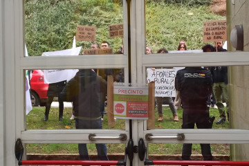 Protesta de miembros del SLG a las puertas del Consello Agrario