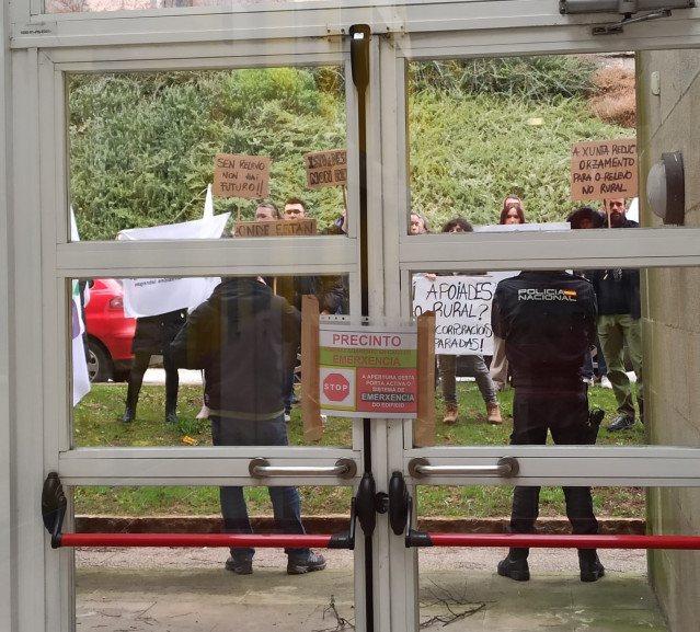 Protesta de miembros del SLG a las puertas del Consello Agrario
