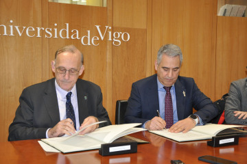 El rector de la UVigo, Manuel Reigosa, y el vicepresidente de Ingeniería de BorgWarner Turbos & Thermal Technologies, Carlos Castaño, firman el acuerdo para la creación de la Cátedra Borgwarner-UV