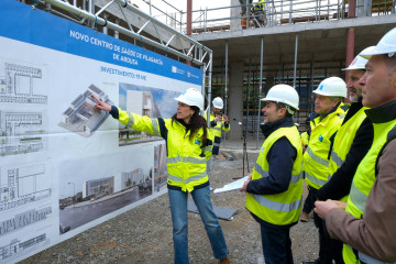 La conselleira de Vivienda e Planificación de Infraestruturas, María Martínez Allegue, y el conselleiro de Sanidade, Antonio Gómez Caamaño, supervisan los avances en la obra del nuevo centro de s