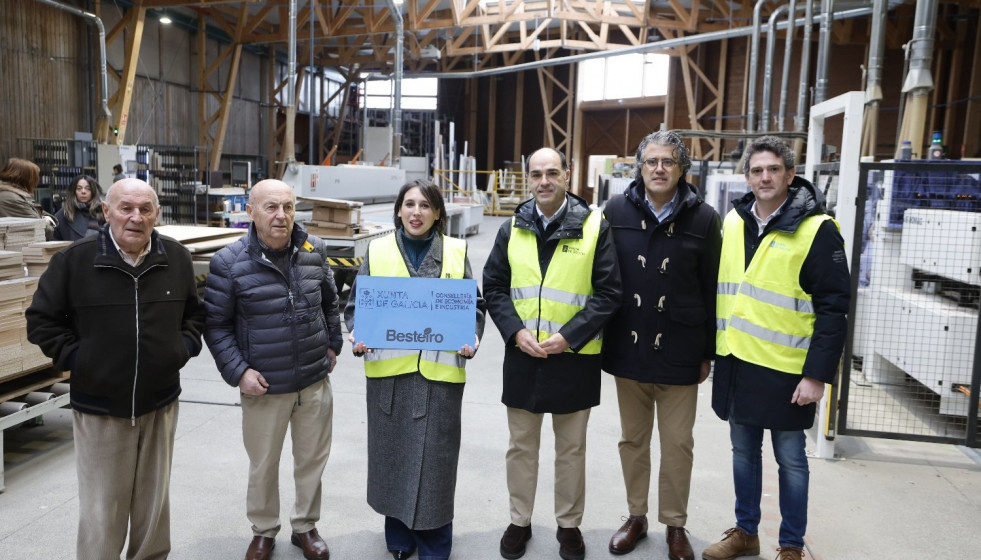 La conselleira de Economia e Industria, María Jesús Lorenzana, en Maderas Besteiro, Lugo.