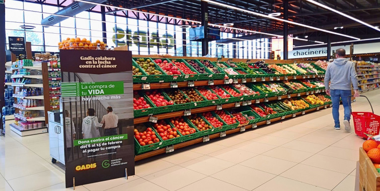 Gadis entrega los 37.000 euros donados por sus clientes para la Asociación Española contra el Cáncer