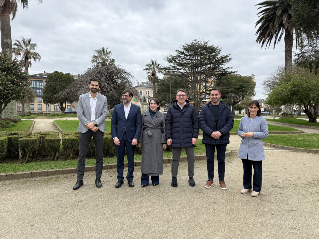 De izq. A der. Pablo Fernández, director xeral de Planificación Enerxética; Emilio Bruquetas, conselleiro delegado de RDG ;  María Jesús Lorenzana, conselleira de Economía e Industria; Daniel Vega, alcalde de Ribadeo;  Rubén García, alcalde de Trabada