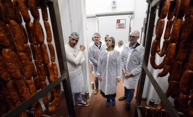 Visita de la conselleira de medio rural a la fabrica de productos carnicos hermelindo en el poligono industrial de mondoñedo