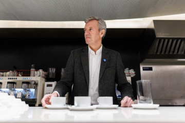 El presidente da Xunta, Alfonso Rueda, durante la grabación de un vídeo institucional sobre la ley de protección de la salud de las personas menores.