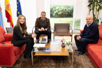 Archivo - La conselleira de Política Social e Igualdade, Fabiola García, y el alcalde de Touro, Jesús Reboredo