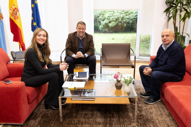 Archivo - La conselleira de Política Social e Igualdade, Fabiola García, y el alcalde de Touro, Jesús Reboredo