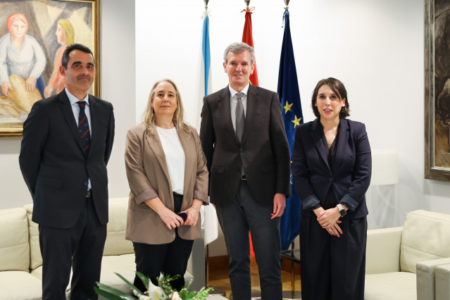El presidente de la Xunta, Alfonso Rueda, acompañado por la conselleira de Economía, María Jesús Lorenzana, recibe a la decana territorial del Colexio Oficial Enxeñeiros Navais e Oceánicos, Beatriz Spuch Sánchez