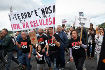 Archivo - Varias personas protestan durante una manifestación contra la empresa de celulosa Altri, a 26 de mayo de 2024, en Palas de Rei, Lugo, Galicia (España).