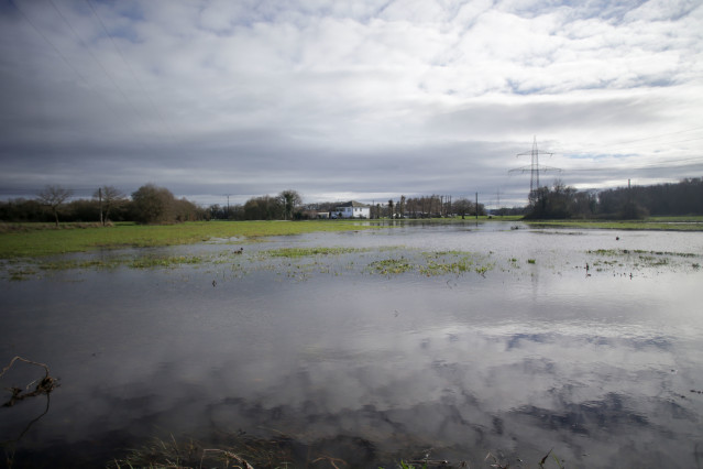 Archivo - El río Miño desbordado a su paso por Triabá, a 3 de enero de 2023, en Castro de Rei, Lugo, Galicia (España).