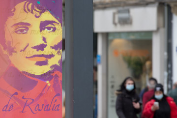 Archivo - Un cartel de la escritora gallega Rosalía de Castro en una de las calles del casco urbano de Lugo.