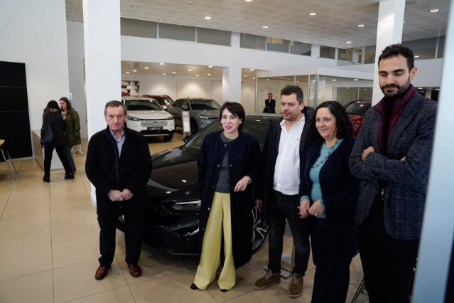 La conselleira de Economía e Industria, María Jesús Lorenzana, en una visita a un concesionario en A Coruña.