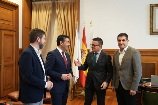 El conselleiro de Emprego, José González, y el presidente de la Diputación, Luis López, a 21 de febrero de 2026.