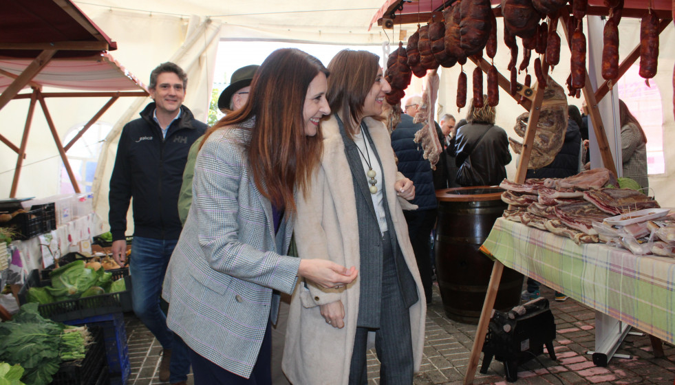 Las conselleiras do Medio Rural y de Medio Ambiente, María José Gómez y Ángeles Vázquez, en la feria Expogrelo de Abadín.