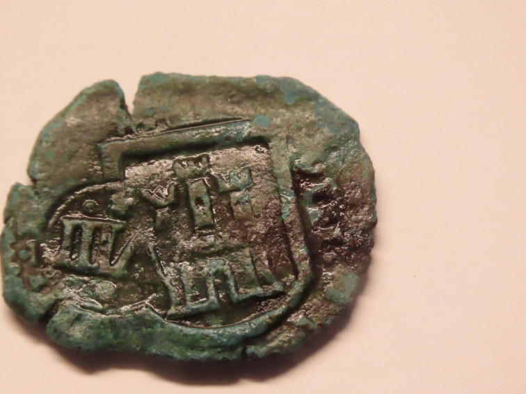 Hallan en la isla de Ons un maravedí del siglo XVII que testimonia la crisis económica de la época