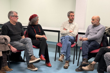 El diputado del BNG en el Congreso, Néstor Rego, con representantes del sector del arte de Lugo