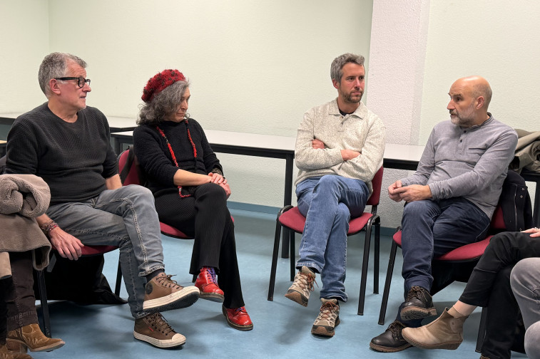 El diputado del BNG en el Congreso, Néstor Rego, con representantes del sector del arte de Lugo