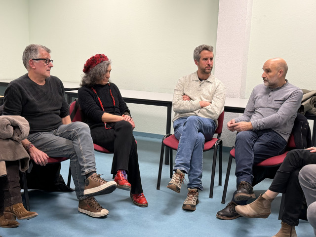 El diputado del BNG en el Congreso, Néstor Rego, con representantes del sector del arte de Lugo