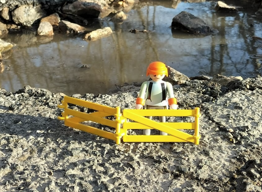Muu00f1eco de Playmobil alertando de un bache en una foto del Facebook de Por Chantada