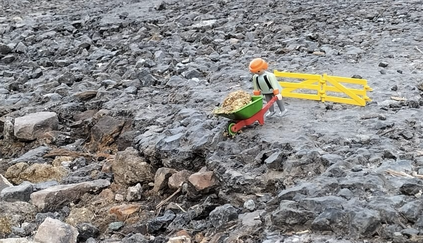 Muu00f1eco de Playmobil manos a la obra en una foto del Facebook de Por Chantada