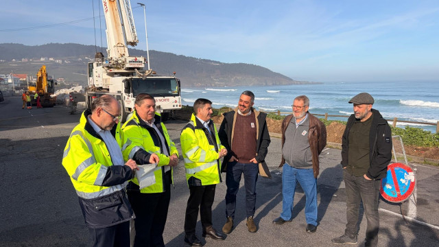 El delegado del Gobierno, Pedro Blanco, con el alcalde de Carballo, Daniel Pérez, en obras en Razo