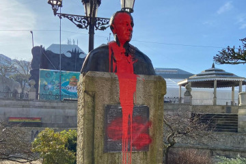 Busto de Manuel Fraga vandalizado en Vilalba (Lugo), a 22 de febrero de 2026.