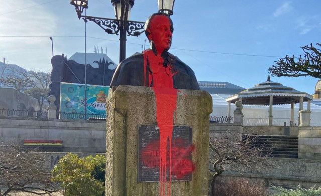 Busto de Manuel Fraga vandalizado en Vilalba (Lugo), a 22 de febrero de 2026.