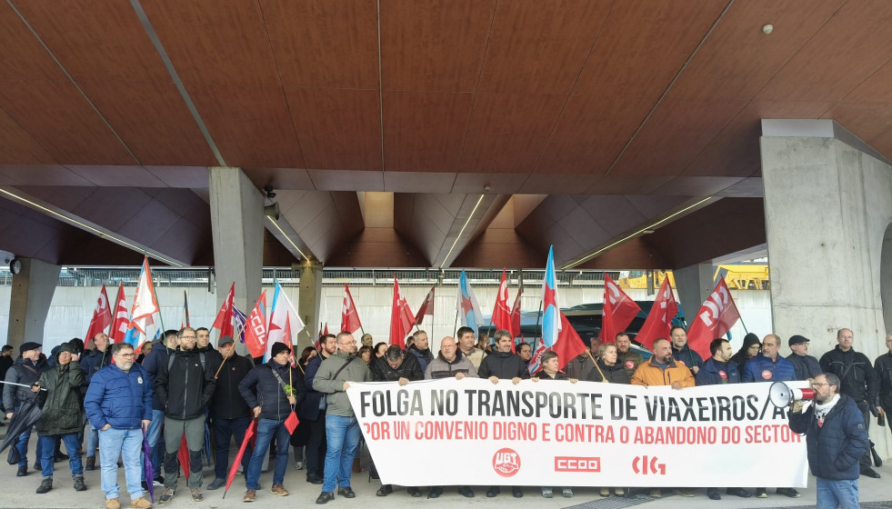 Archivo - Trabajadores del transporte de viajeros por carretera en la provincia de A Coruña secundan una protesta