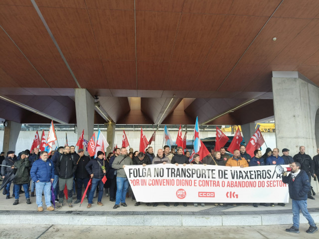 Archivo - Trabajadores del transporte de viajeros por carretera en la provincia de A Coruña secundan una protesta
