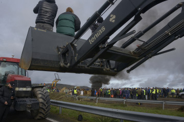 Archivo - Agricultores y ganaderos cortan la A-52 con tractores y rollos de paja a su paso por Xinzo de Limia, Ourense, Galicia (España).