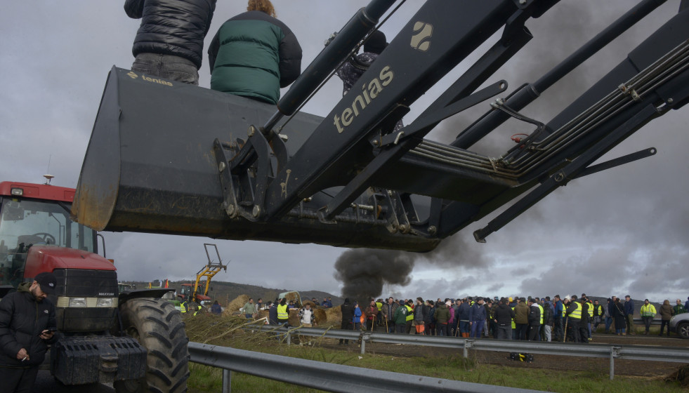 Archivo - Agricultores y ganaderos cortan la A-52 con tractores y rollos de paja a su paso por Xinzo de Limia, Ourense, Galicia (España).