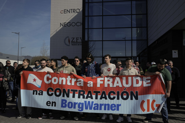 Empleados de Alten durante una concentración frente al centro de producción de BorgWarner, en el Parque Empresarial Porto do Molle, en Nigrán, Pontevedra, Galicia (España).