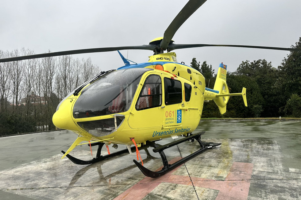 El helicóptero de emergencias en su base de Santiago en una foto de archivo de @HelicoSantiago