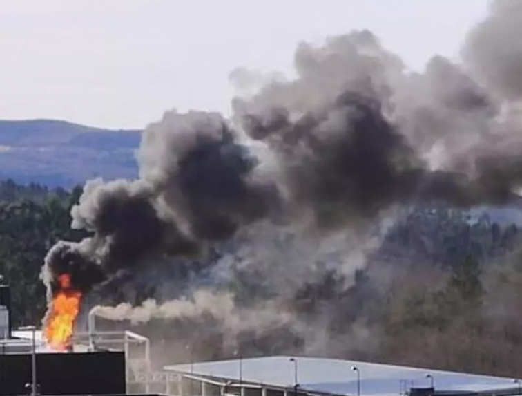 Incendio en planta química ABCR Labs de Forcarei deja un trabajador herido grave