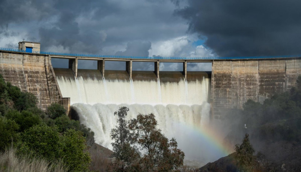 Labores de desembalse en una presa