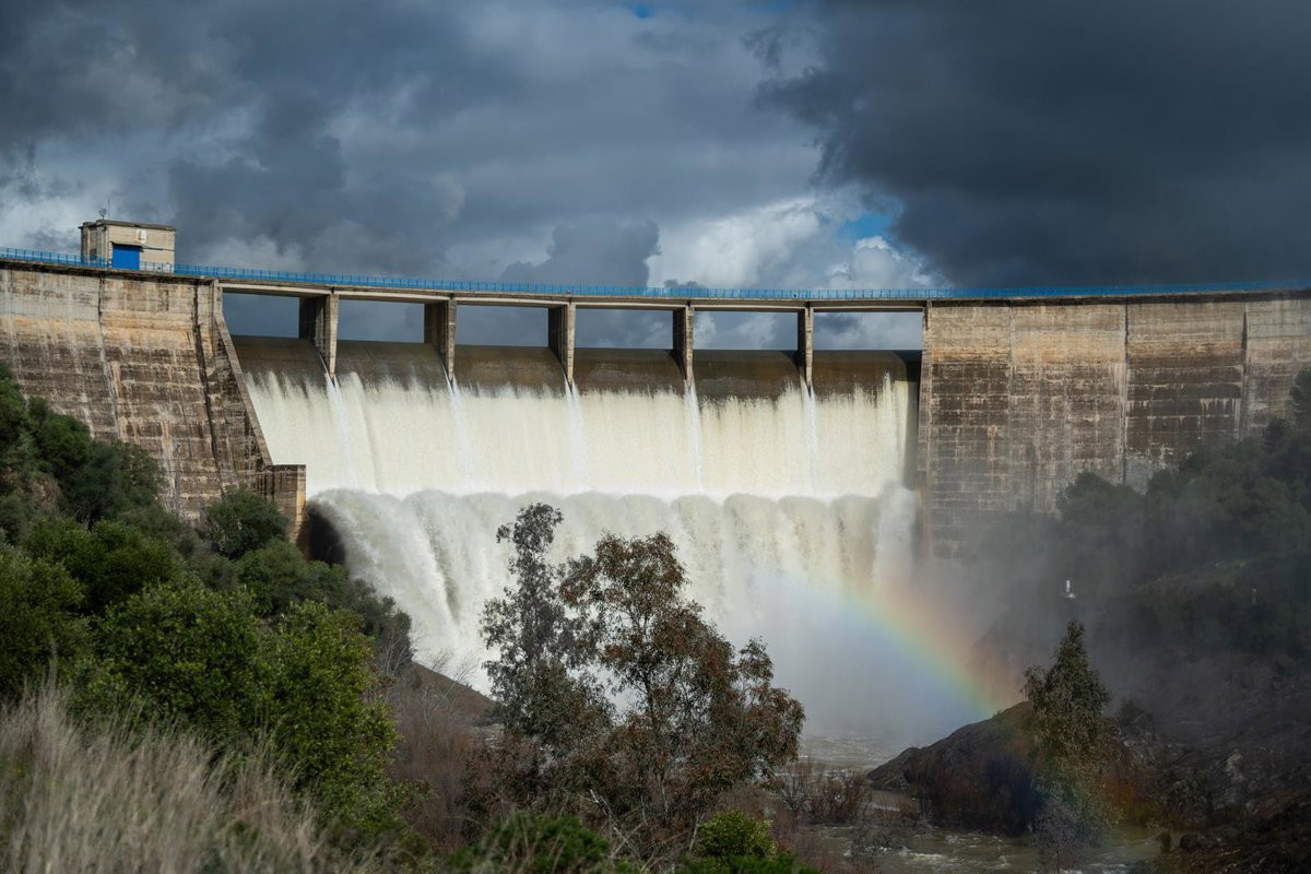 Labores de desembalse en una presa