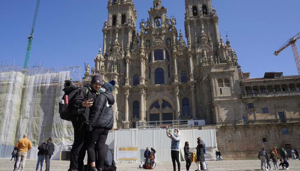 Archivo - Una pareja de peregrinos se echan una foto en la Catedral de Santiago durante el puente de San José, en Santiago de Compostela, en A Coruña, Galicia (España), a 20 de marzo de 2021. Parad
