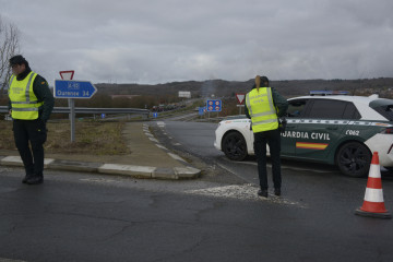 Archivo - La guardia civil vigila el corte de la A-52 por parte de agricultores y ganaderos con tractores y rollos de paja, a 10 de enero de 2026, en Xinzo de Limia, Orense, Galicia (España). El cort
