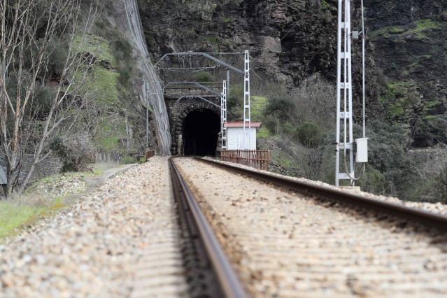 Estado de la vía del tren a su paso por la estación de Montefurado, a 17 de febrero de 2026, en Monforte, Galicia (España). La circulación ferroviaria entre Montefurado y Monforte de Lemos permanece interrumpida desde primera hora de este martes a causa d