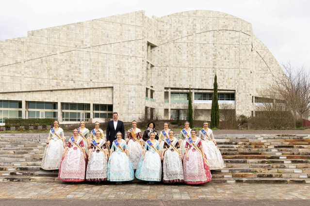 El conselleiro de Cultura, Lingua e Xuventude, José López Campos, recibe a la Fallera Mayor de Valencia, Carmen Prades, y a su corte de honor