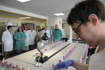 El conselleiro de Sanidade, Antonio Gómez Caamaño, visita el laboratorio de microbiología del Complejo Hospitalario Universitario de A Coruña