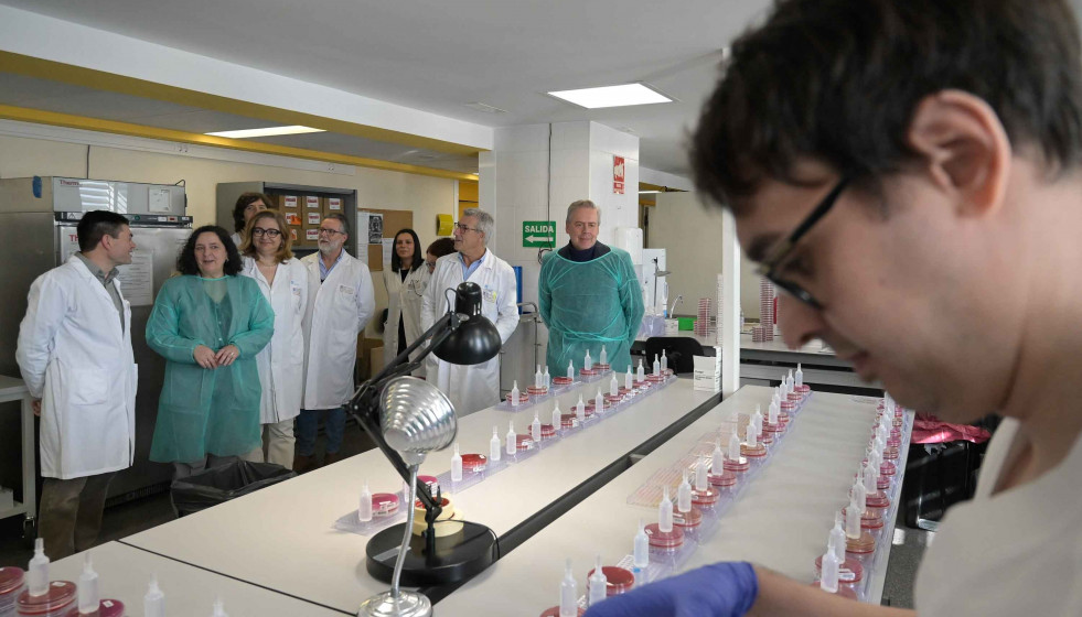 El conselleiro de Sanidade, Antonio Gómez Caamaño, visita el laboratorio de microbiología del Complejo Hospitalario Universitario de A Coruña