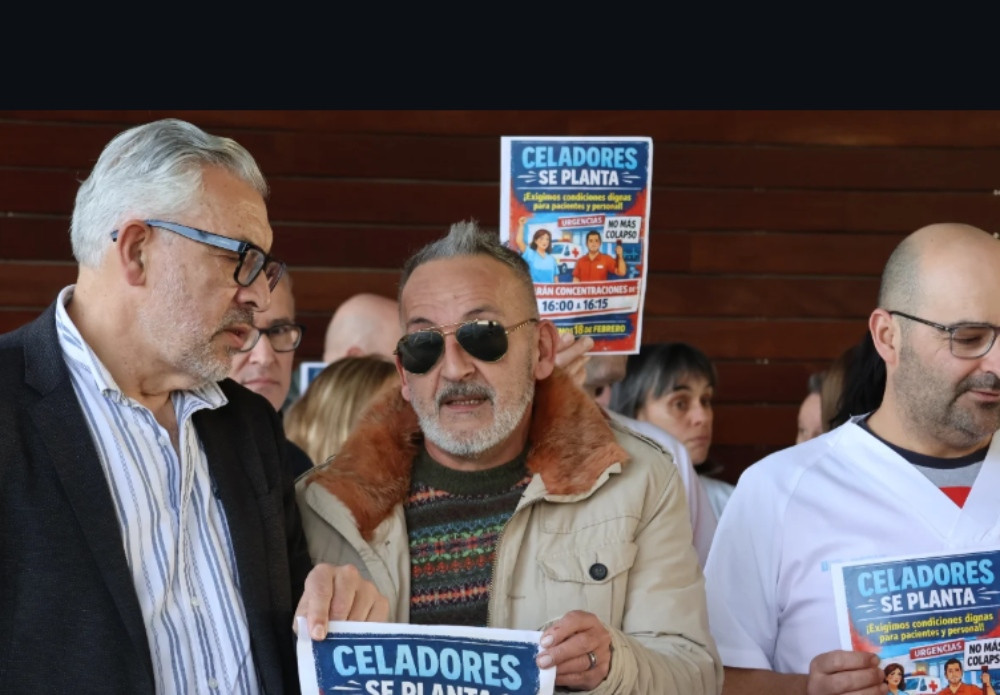 El alcalde de Lugo a la derecha durante una de las protestas de los celadores
